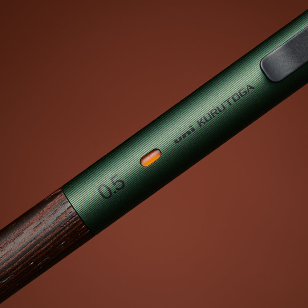 P-376 | UNI KURU TOGA WOOD 旋轉鉛芯筆 0.5mm